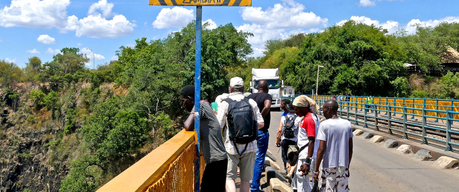 Auf der Victoria Falls Bridge nach Zambia Auf der Victoria Falls Bridge nach Zambia