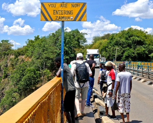 Auf der Victoria Falls Bridge nach Zambia Auf der Victoria Falls Bridge nach Zambia